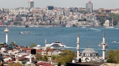 İstanbul, Türkiye 'de İstanbul Boğazı' ndan çeşitli gemiler geçiyor