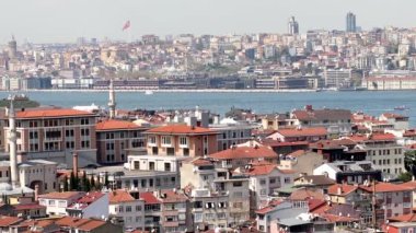 İstanbul, Türkiye 'de İstanbul Boğazı' ndan çeşitli gemiler geçiyor