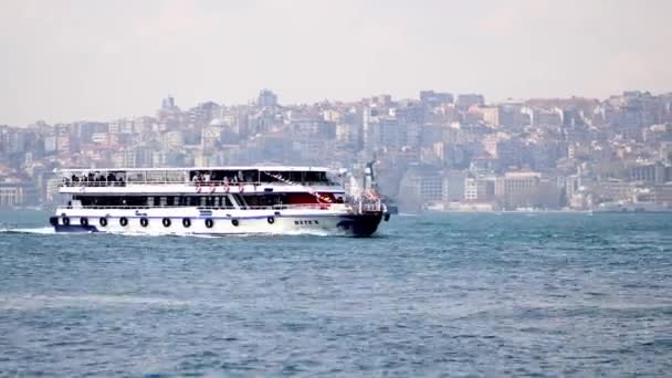Estambul Turquía Abril 2023 Ferry Pasajeros Navega Través Del Estrecho — Vídeo de stock