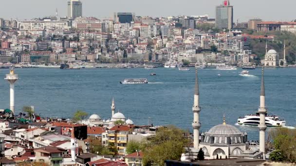各种船只在土耳其伊斯坦布尔横渡博斯普鲁斯海峡 — 图库视频影像