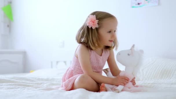 Pembe Elbiseli Sevimli Küçük Kız Tek Boynuzlu Atla Oynuyor Çocuk — Stok video