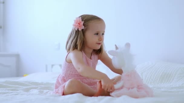 Αξιολάτρευτο Κοριτσάκι Ροζ Φόρεμα Που Παίζει Μονόκερο Παιδί Διασκεδάζει Μαλακό — Αρχείο Βίντεο