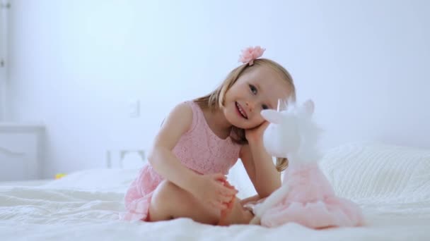 Menina Adorável Vestido Rosa Brincando Com Unicórnio Criança Divertindo Com — Vídeo de Stock