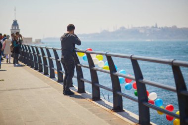 ISTANBUL, TURKEY - 21 Nisan 2023: İstanbul, Türkiye 'de Uskudar İskelesi' nde balonlarla dolgu döşeme