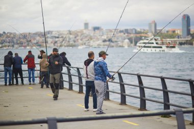 İSTANBUL, TÜRKEYE - 23 Nisan 2023: İstanbul, Uskudar 'daki İstanbul körfezinde çok sayıda balıkçı
