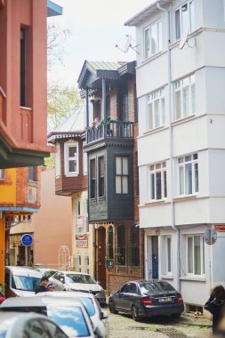 İSTANBUL, TURKEY - 23 Nisan 2023: İstanbul, İstanbul 'da İstanbul' da boğazın Asya yakasında Uskudar ilçesinde bir mahalle olan Kuzguncuk sokaklarındaki renkli Osmanlı ahşap evleri