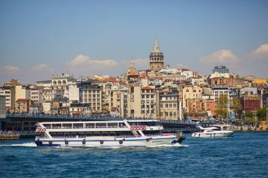İSTANBUL, TURKEY - 24 Nisan 2023: İstanbul, Türkiye 'de İstanbul Boğazı' ndan yolcu feribotu geçiyor