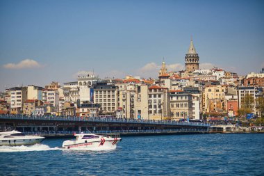 İSTANBUL, TURKEY - 24 Nisan 2023: İstanbul, Türkiye 'de İstanbul Boğazı' ndan yolcu feribotu geçiyor