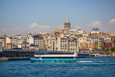 İSTANBUL, TURKEY - 24 Nisan 2023: İstanbul, Türkiye 'de İstanbul Boğazı' ndan yolcu feribotu geçiyor