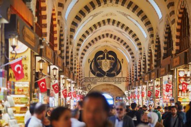 İSTANBUL, TURKEY - 24 Nisan 2023: İstanbul, Türkiye 'deki en büyük pazarlardan biri olan Mısır Çarşısı' nın içi. Pazar baharat, şeker, mücevher, kurutulmuş meyve ve fındık satıyor.