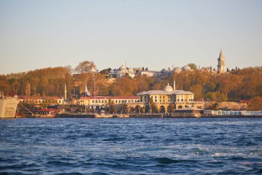 İSTANBUL, TURKEY - 25 Nisan 2023: İstanbul, Türkiye 'deki İstanbul Boğazı üzerindeki manzara