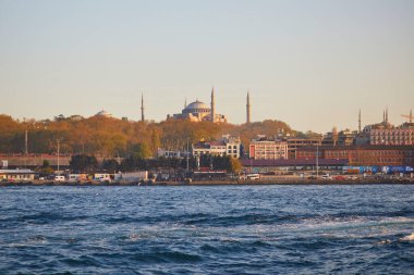 İSTANBUL, TURKEY - 25 Nisan 2023: İstanbul, Türkiye 'deki İstanbul Boğazı üzerindeki manzara