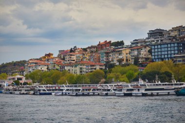 İSTANBUL, TURKEY - 24 Nisan 2023: İstanbul, Türkiye 'deki Uskudar iskelesinde çok sayıda insan