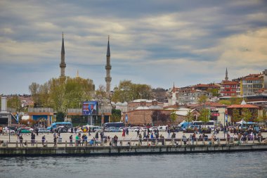 İSTANBUL, TURKEY - 24 Nisan 2023: İstanbul, Türkiye 'deki Uskudar iskelesinde çok sayıda insan