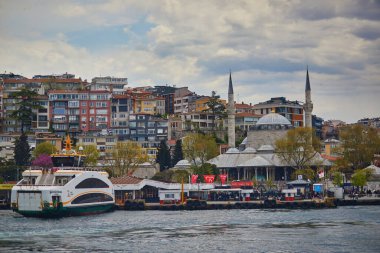 İSTANBUL, TURKEY - 24 Nisan 2023: İstanbul, Türkiye 'deki Uskudar iskelesinde çok sayıda insan