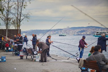 İSTANBUL, TÜRKEYE - 25 Nisan 2023: İstanbul, Türkiye 'deki Boğaz setinde çok sayıda balıkçı