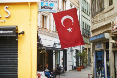 İSTANBUL, TURKEY - 25 Nisan 2023: İstanbul, Türkiye 'de bir sokakta büyük Türk bayrağı
