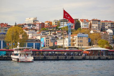 İSTANBUL, TURKEY - 25 Nisan 2023: İstanbul, Türkiye 'de İstanbul Boğazı' ndan yolcu feribotu geçiyor