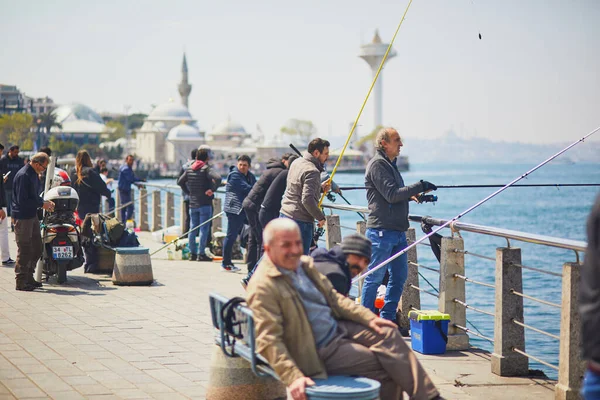 Istanbul Turkey April 2023 Många Fiskare Bosporen Vallen Uskudar Istanbul — Stockfoto