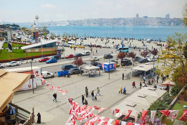 Istanbul Turkey April 2023 Багато Людей Uskudar Pier Стамбулі Туреччина — стокове фото