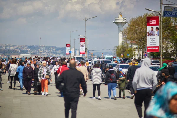 Istanbul Turquia Abril 2023 Muita Gente Cais Uskudar Istambul Turquia — Fotografia de Stock