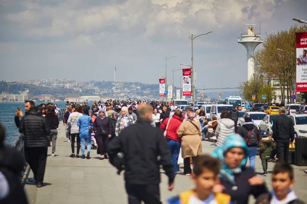 Istanbul Turkey April 2023 Massor Människor Vid Uskudar Piren Istanbul — Stockfoto