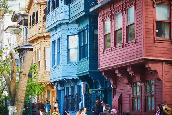 Istanbul Turkey Kwietnia 2023 Kolorowe Osmańskie Drewniane Domy Ulicach Kuzguncuk — Zdjęcie stockowe