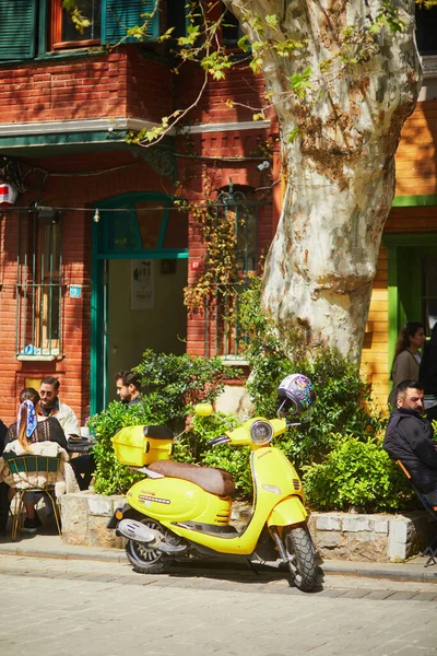 伊斯坦布尔 2023年4月23日 土耳其伊斯坦布尔博斯普鲁斯区Uskudar区Kuzguncuk街道上色彩斑斓的奥斯曼木制房屋和摩托车 — 图库照片