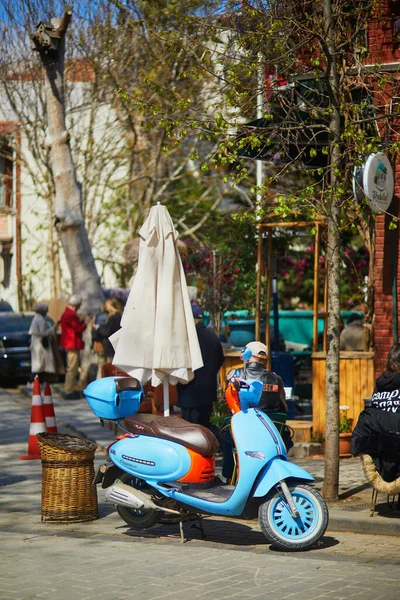 Istanbul Turquia Abril 2023 Casas Madeira Otomanas Coloridas Motocicletas Nas — Fotografia de Stock
