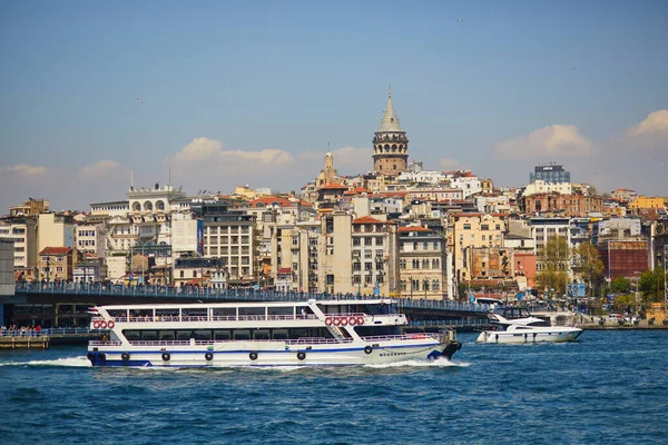 Istanbul Turquía Abril 2023 Pasajeros Navegan Través Del Estrecho Del — Foto de Stock