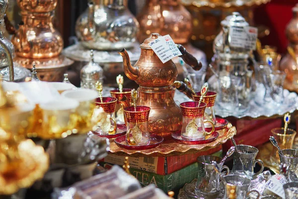 伊斯坦布尔 土耳其 2023年4月24日 位于土耳其伊斯坦布尔最大集市之一的埃及集市 Egyptian Bazaar 或香料集市上的漂亮茶具 市场出售香料 干果和坚果 — 图库照片