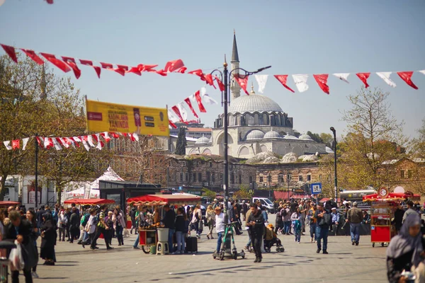 Istanbul Turkey April 2023 Människor Promenader Vid Gata Nära Yeni — Stockfoto