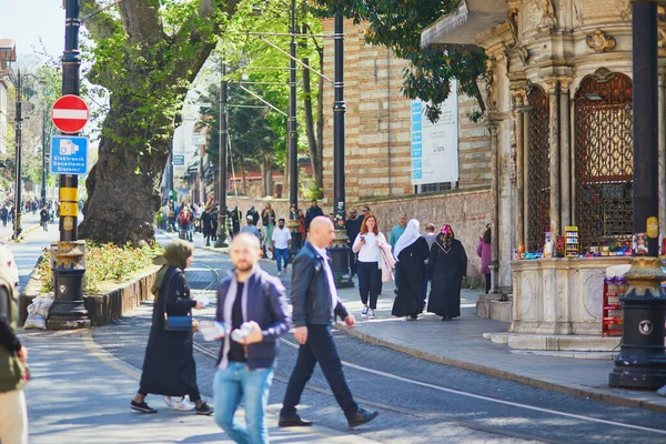 Istanbul Turkey April 2023 사람들 지역에서 거리를 — 스톡 사진
