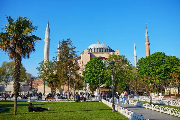 Istanbul Türkei April 2023 Menschen Gehen Der Nähe Der Hagia — Stockfoto