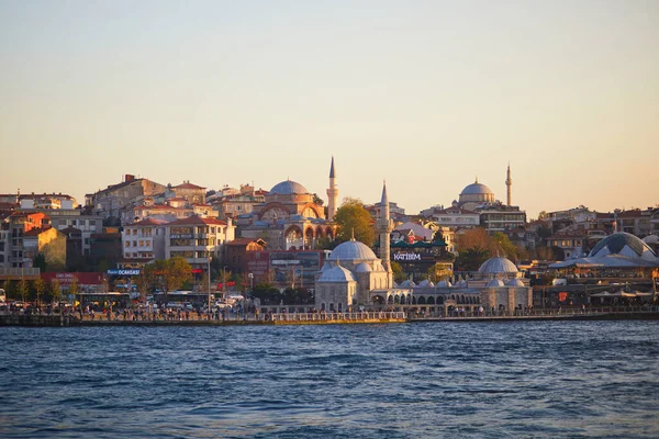 Истанбул Туркей Апреля 2023 Года Много Людей Пирсе Ускудар Стамбуле — стоковое фото