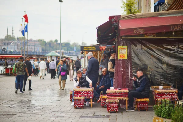Istanbul Turkey April 2023 Люди Ють Каву Або Чай Вуличній — стокове фото