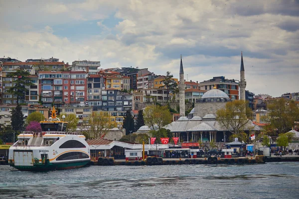 Istanbul Turquía Abril 2023 Mucha Gente Muelle Uskudar Estambul Turquía — Foto de Stock
