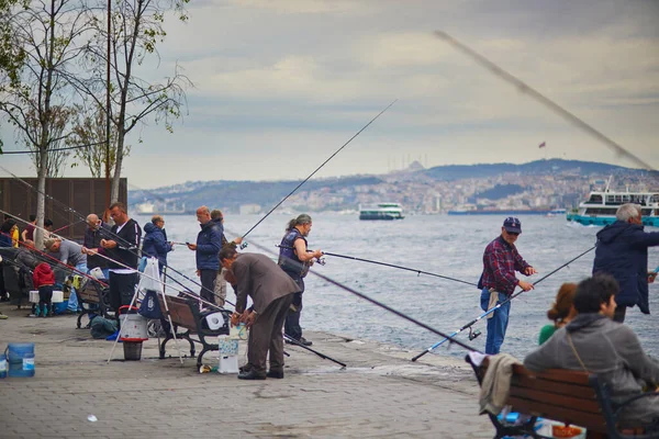Istanbul Turkey April 2023 Många Fiskare Bosporen Vallen Istanbul Turkiet — Stockfoto