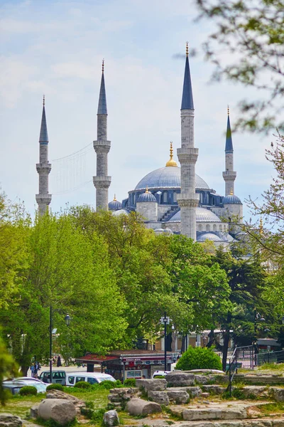 Истанбул Турция Апреля 2023 Года Люди Идущие Рядом Голубой Мечетью — стоковое фото
