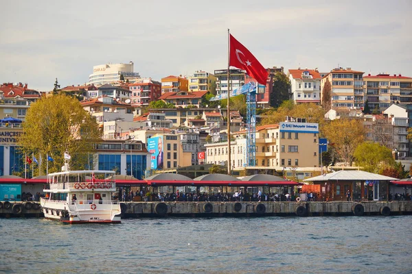 Istanbul Turquía Abril 2023 Ferry Pasajeros Navega Través Del Estrecho — Foto de Stock