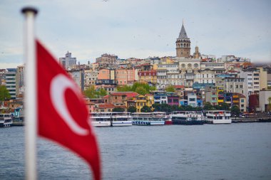İstanbul ve Türkiye 'nin Türk bayrağı ve Boğaz üzerindeki Galata kulesi manzarası