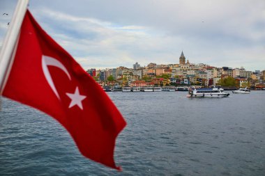 İstanbul ve Türkiye 'nin Türk bayrağı ve Boğaz üzerindeki Galata kulesi manzarası