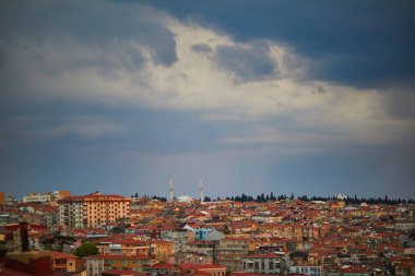 İstanbul 'un Asya yakasındaki Uskudar ilçesinin manzarası, Türkiye' de Mavi Cami ve Ayasofya Boğazı üzerinde ufukta