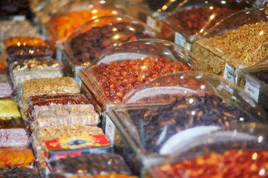 İstanbul, Türkiye 'nin Asya yakasındaki Uskudar ilçesinde sokak pazarında lezzetli kuru meyveler