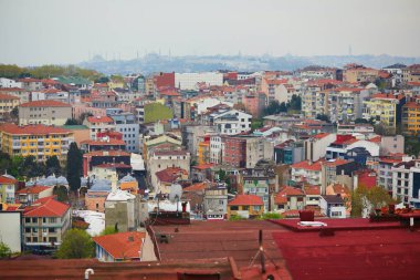 İstanbul 'un Asya yakasındaki Uskudar ilçesinin manzarası, Türkiye' de Mavi Cami ve Ayasofya Boğazı üzerinde ufukta