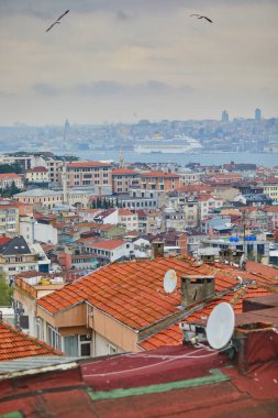 İstanbul 'un Asya yakasındaki Uskudar ilçesinin manzarası, Türkiye' de Mavi Cami ve Ayasofya Boğazı üzerinde ufukta