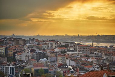 İstanbul 'un Asya yakasındaki Uskudar ilçesi, Türkiye' nin Mavi Cami ve Ayasofya Boğazı üzerinde gün batımında dramatik bir gökyüzü olan Ayasofya manzarası ufukta