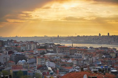 İstanbul 'un Asya yakasındaki Uskudar ilçesi, Türkiye' nin Mavi Cami ve Ayasofya Boğazı üzerinde gün batımında dramatik bir gökyüzü olan Ayasofya manzarası ufukta