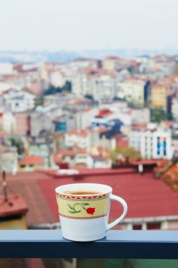 İstanbul 'un Asya yakasında Uskudar ilçesinin çatıları manzaralı bir fincan taze siyah Türk kahvesi