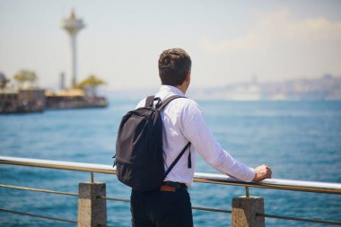 Türkiye 'nin İstanbul kentindeki İstanbul Boğazı' nda Europen tarafından manzaranın keyfini çıkaran turist